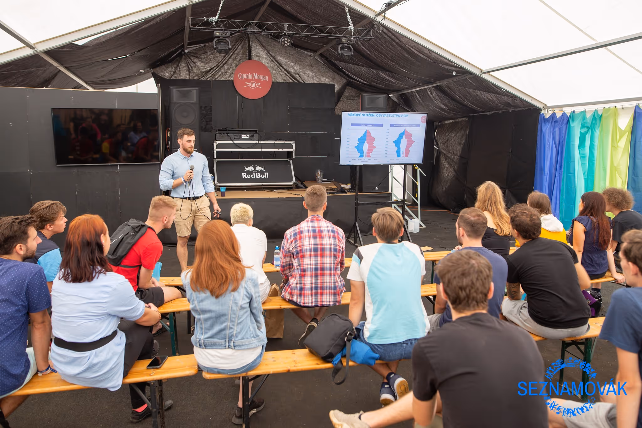 Starší studenti radí prvákům na Seznamováku Brno
